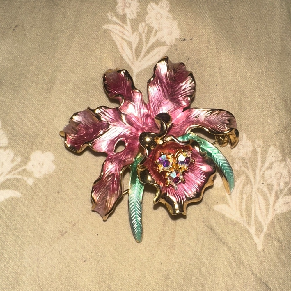 Elegant Pink and Gold Floral Brooch